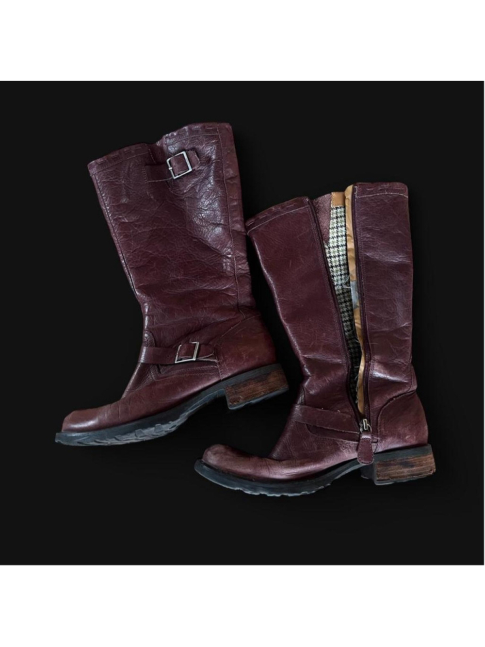 These Sebago heeled boots are crafted from smooth leather in a rich burgundy col